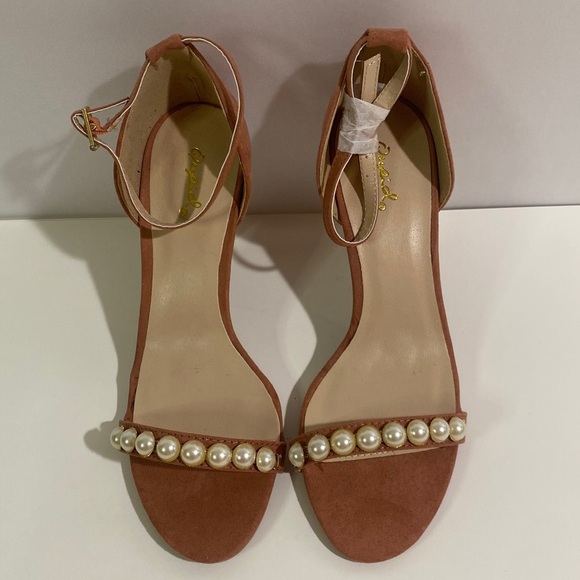 Qupid Women's 7 Tan Heels W/Pearl Accents - Picture 1 of 8